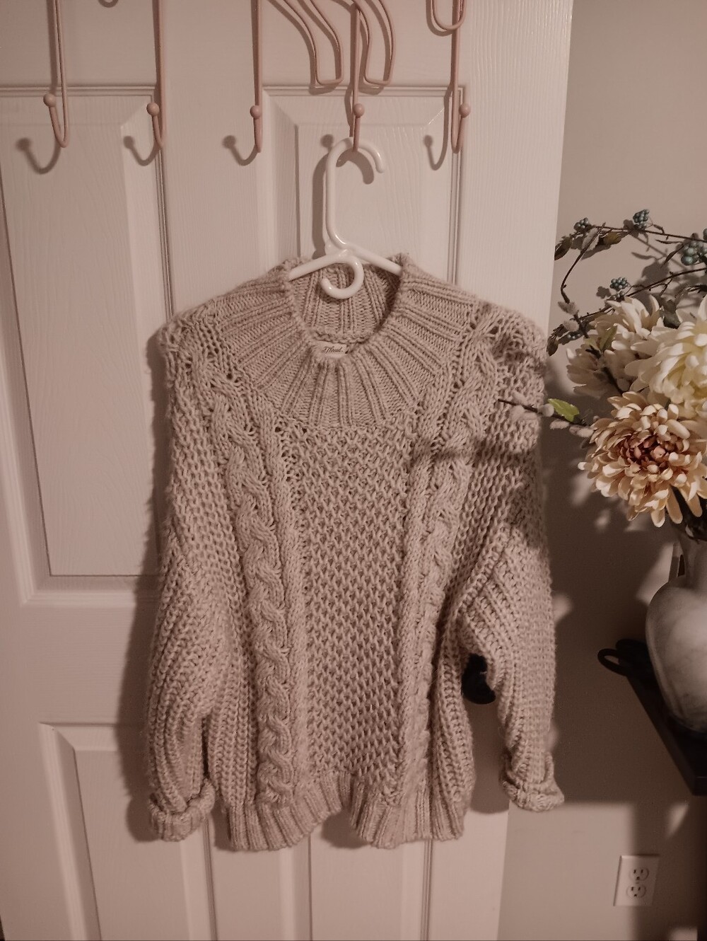 Universal Thread Beige/Cream Chunky Sweater. Small